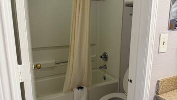 더블룸, 더블침대 2개, 금연 | 욕실 | 헤어드라이어, 타월, 비누, 샴푸