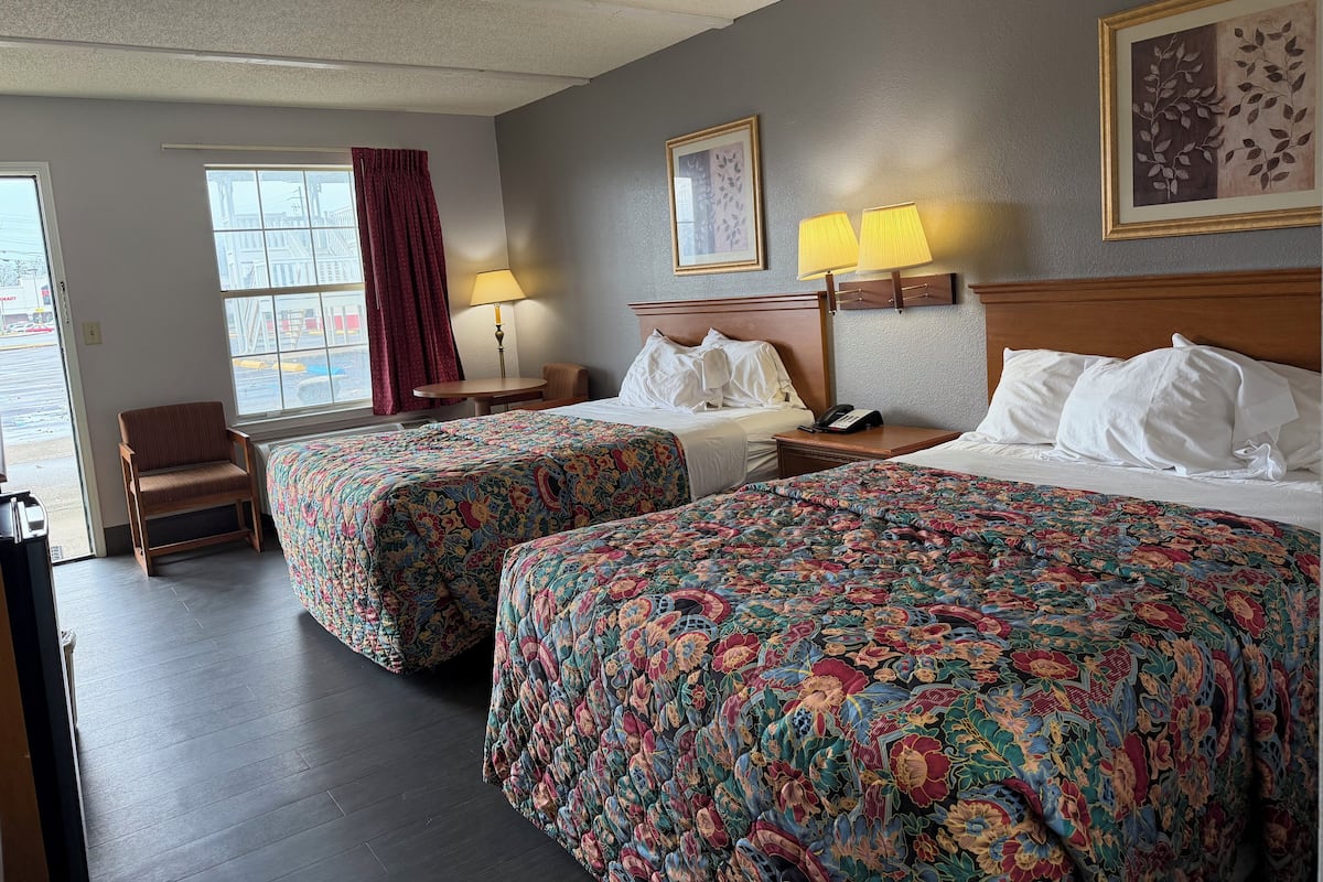 Double Room, 2 Double Beds, Smoking | Free WiFi