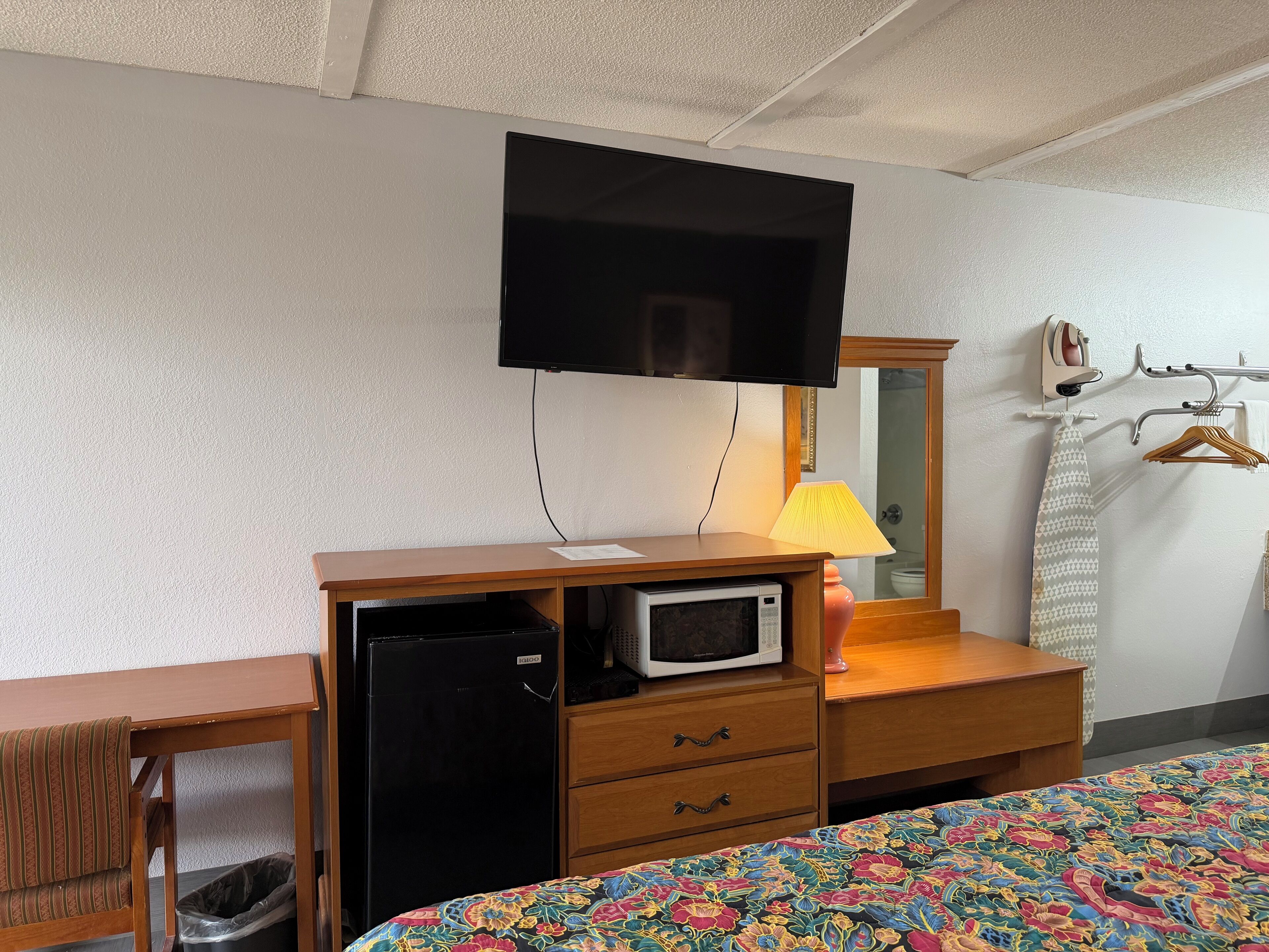 Room, 1 King Bed, Non Smoking | Free WiFi