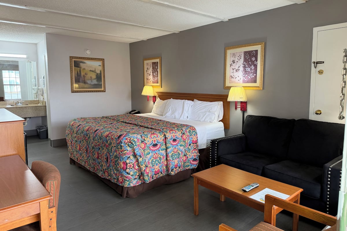 Room, 1 King Bed, Non Smoking | Free WiFi