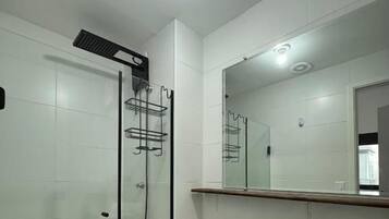 Apartamento, 1 cama de casal e sofá-cama, vista para a cidade | Banheiro