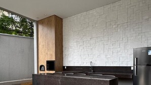 Una cocina moderna con una isla grande, horno empotrado y refrigerador.