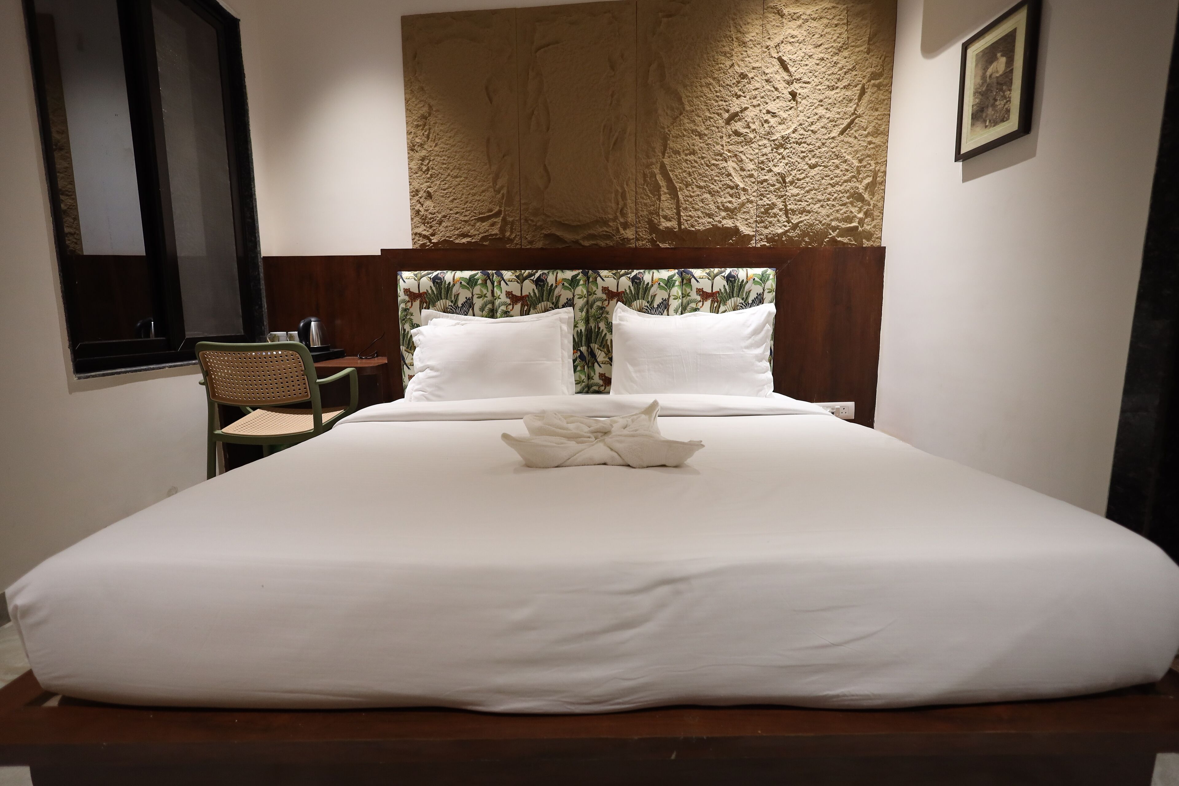 Deluxe kamer | Een bureau, een laptopwerkplek, een strijkplank/strijkijzer, gratis wifi