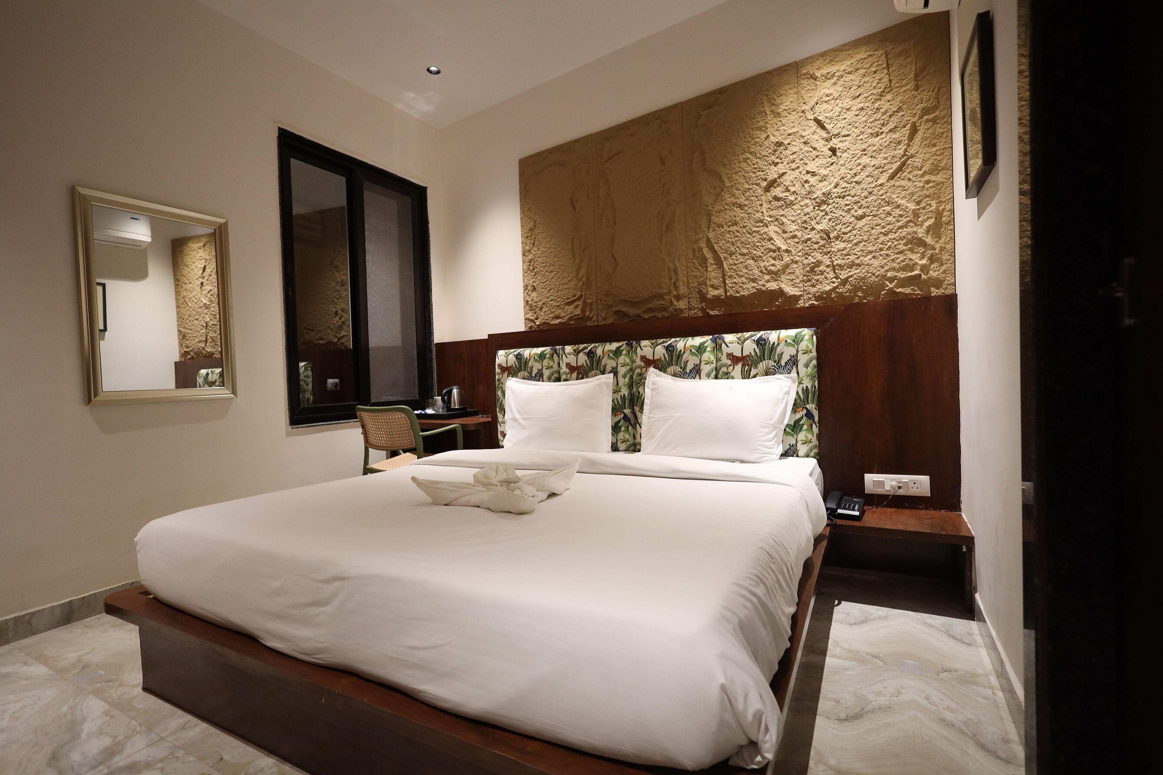 غرفة ديلوكس | مكتب ومساحة عمل للكمبيوتر المحمول ومكواة/لوح كي وواي فاي مجانًا