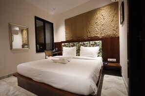 Desk, laptop workspace, iron/ironing board, free WiFi - Hotel Destin (Gwalior)