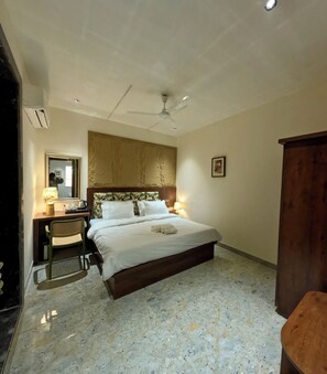 Desk, laptop workspace, iron/ironing board, free WiFi