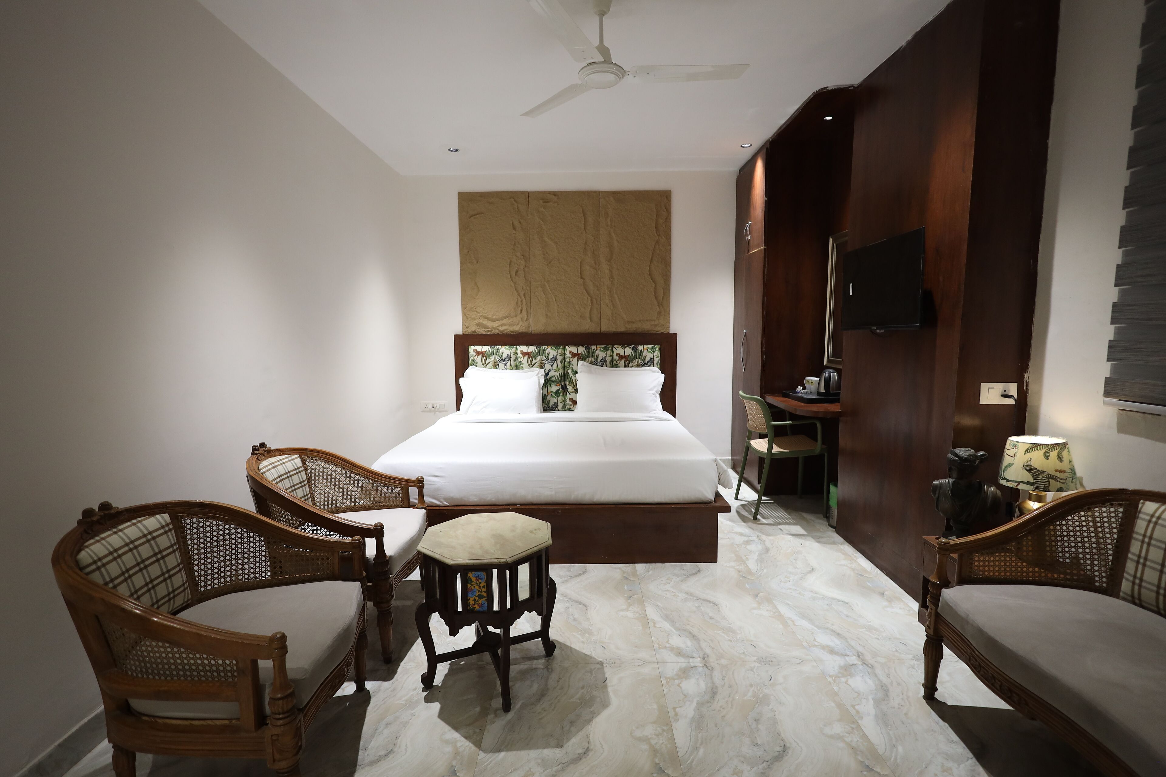 Premium kamer | Een bureau, een laptopwerkplek, een strijkplank/strijkijzer, gratis wifi