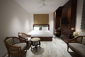 Premium kamer | Een bureau, een laptopwerkplek, een strijkplank/strijkijzer, gratis wifi