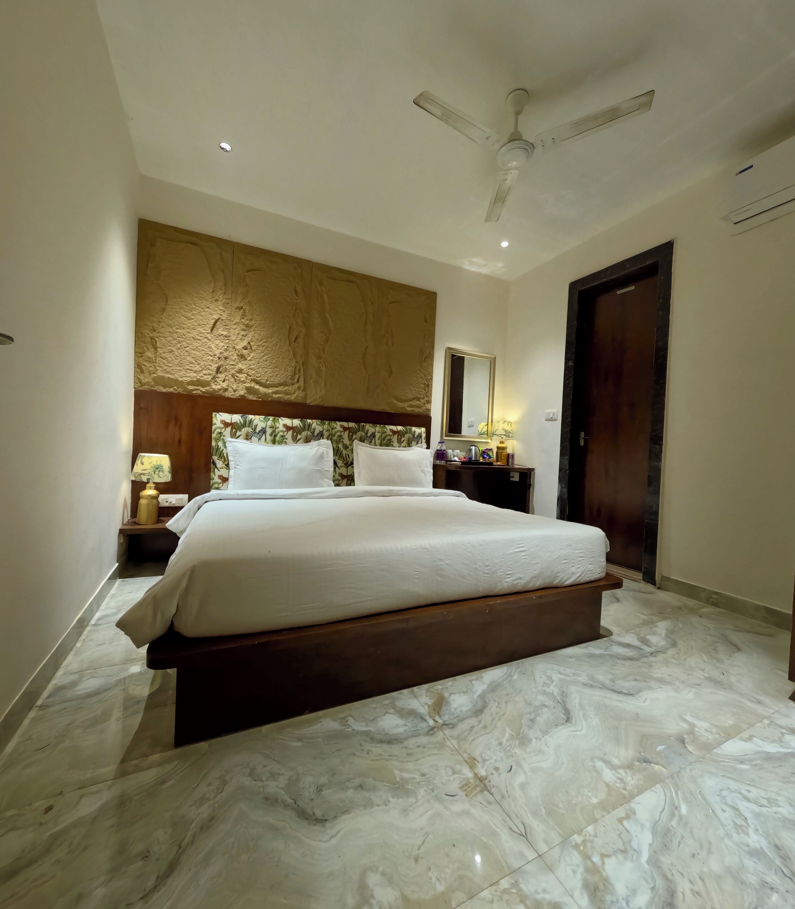 办公桌、笔记本电脑工作区、熨斗/熨板、免费 WiFi