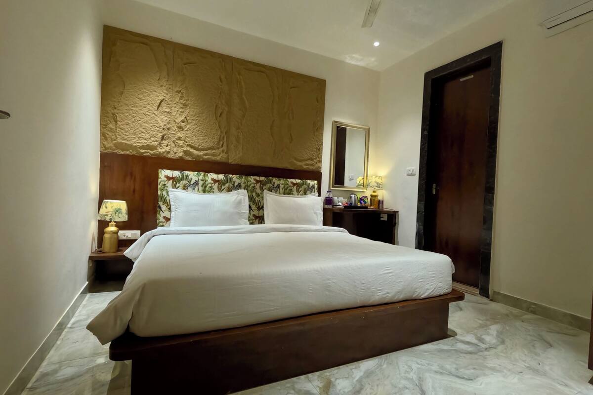 Desk, laptop workspace, iron/ironing board, free WiFi