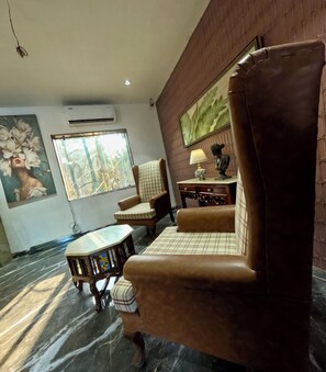 مكتب ومساحة عمل للكمبيوتر المحمول ومكواة/لوح كي وواي فاي مجانًا