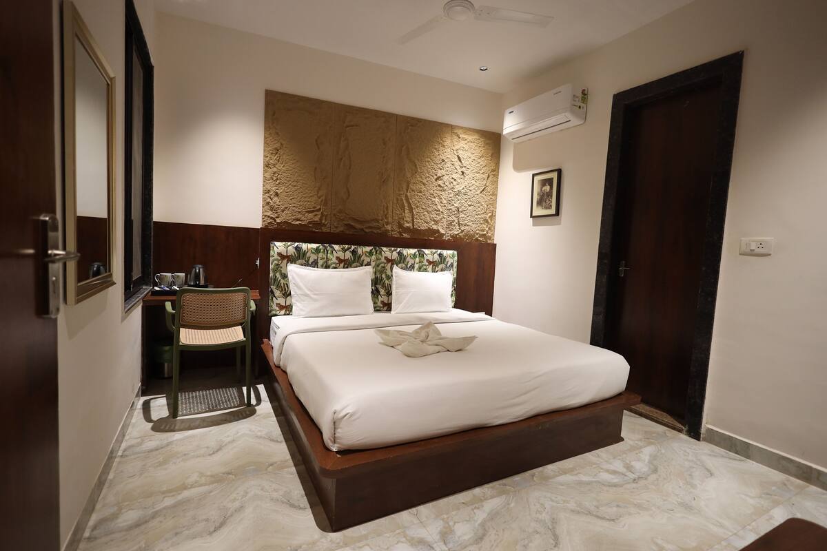 Deluxe kamer | Een bureau, een laptopwerkplek, een strijkplank/strijkijzer, gratis wifi