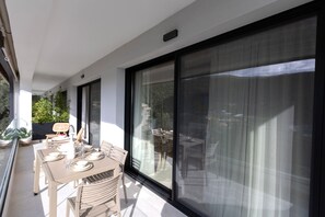 Outdoor dining - Aella Exclusive Residences Lefkada (Mikros Gialos)