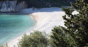 Beach nearby, 4 beach bars - Aella Exclusive Residences Lefkada (Mikros Gialos)
