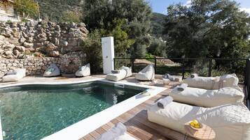 Een seizoensgebonden buitenzwembad