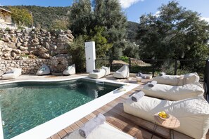 Seasonal outdoor pool - Aella Exclusive Residences Lefkada (Mikros Gialos)