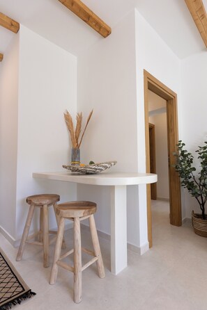 Luxury Apartment, Partial Sea View (A5) | Dining - Aella Exclusive Residences Lefkada (Mikros Gialos)