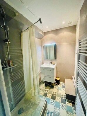 Shower, hair dryer, towels - Nice one-bedroom apartment near the Palais des Festivals (Cannes)