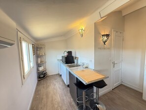 Fridge, microwave, oven, stovetop - Nice one-bedroom apartment near the Palais des Festivals (Cannes)