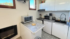 コーヒー / ティーメーカー、冷蔵庫、電子レンジ、オーブン