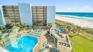 Ein Hotel mit Pool, Meerblick und mehreren Balkonen.