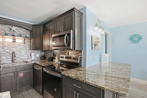 Fridge, microwave, oven, stovetop - The Summit 922 - Relaxation meets the Shoreline (Panama City Beach)