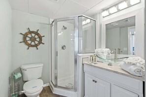 Shower, hair dryer, towels - Long Beach T4 807E - Beautiful Studio (Panama City Beach)
