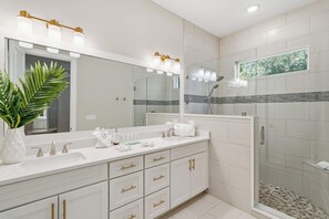 Shower, hair dryer, towels - Family Coastal Escape (Inlet Beach)
