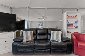 TV - Top Of The Gulf 306 - Studio with Beach Service (Panama City Beach)