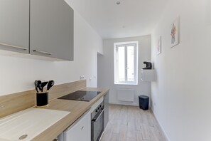 Kylskåp, mikrovågsugn, ugn och kaffe- och tebryggare