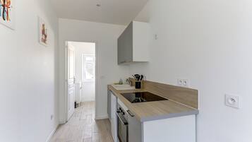 Réfrigérateur, micro-ondes, four, cafetiÚre/bouilloire