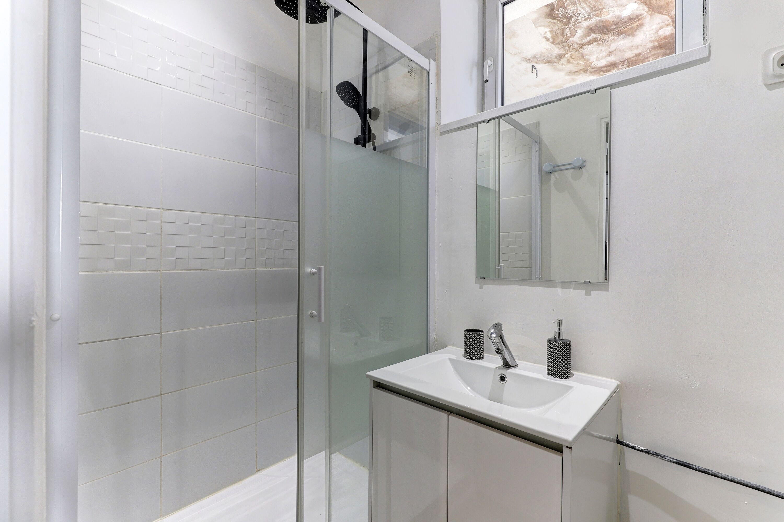 Articles de toilette gratuits, sèche-cheveux, serviettes fournies