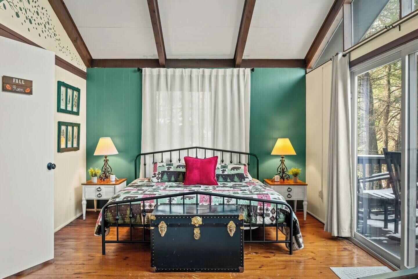 Desk, iron/ironing board, WiFi, bed sheets