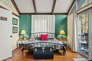 Desk, iron/ironing board, WiFi, bed sheets