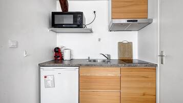 Réfrigérateur, micro-ondes, cafetiÚre/bouilloire, grille-pain