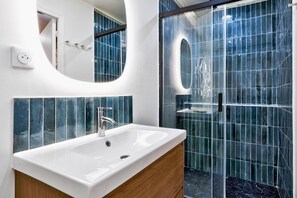 Shower, hair dryer, towels - TheBlueStay 62 - Cozy Apartment Paris 2 - 5 Guests (Paris)