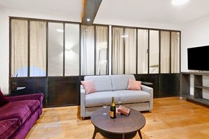 TV - TheBlueStay 62 - Cozy Apartment Paris 2 - 5 Guests (Paris)