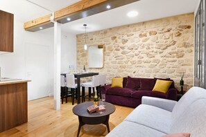 TV - TheBlueStay 62 - Cozy Apartment Paris 2 - 5 Guests (Paris)