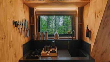 كابينة كلاسيكية - منظر للجبل | مطبخ صغير خاص | ثلاجة صغيرة، موقد طهي مسطح، مستلزمات طهي/أطباق/أوعية