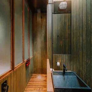 Ducha, artículos de tocador gratuitos, toallas, jabón