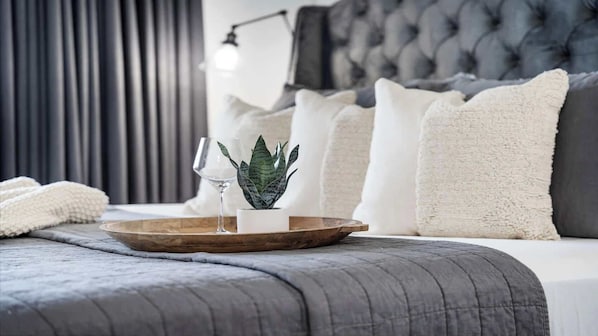 Iron/ironing board, WiFi, bed sheets - Inn at Seacrest Beach 408-Perfect Couples Getaway (Panama City Beach)