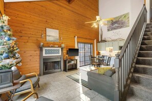 Hytte, flere senger, terrasse, hageutsikt (Rustic Shore Cabin) | Oppholdsområde