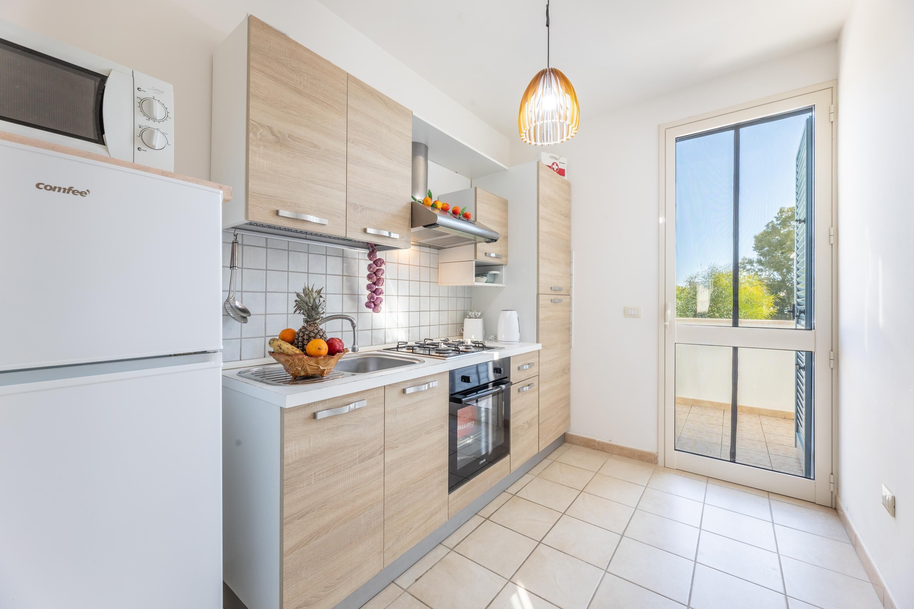 Een koelkast, een magnetron, een oven, een kookplaat