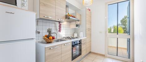 Een koelkast, een magnetron, een oven, een kookplaat