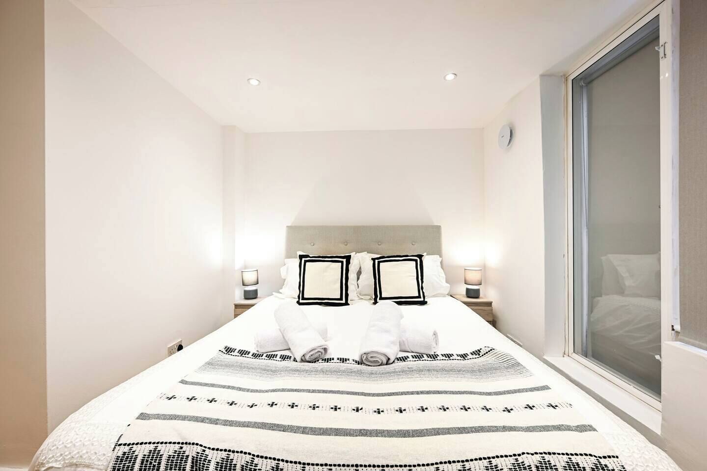Desk, iron/ironing board, WiFi, bed sheets