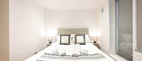 Desk, iron/ironing board, WiFi, bed sheets