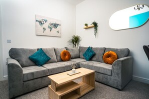 TV - Central YeovilStay|Contractors|Free Wi-Fi|Sleeps 8 (Yeovil)