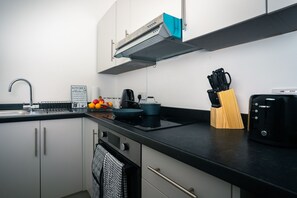 Fridge, microwave, oven, toaster - Central YeovilStay|Contractors|Free Wi-Fi|Sleeps 8 (Yeovil)