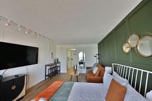 Living area - Cozy studio in charming Myrtle Beach with refreshing oceans view (Myrtle Beach)