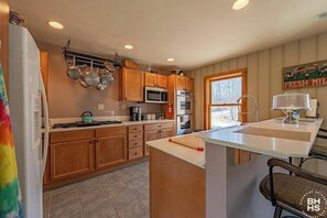 Refrigerador, parrilla de estufa y cafetera y tetera 